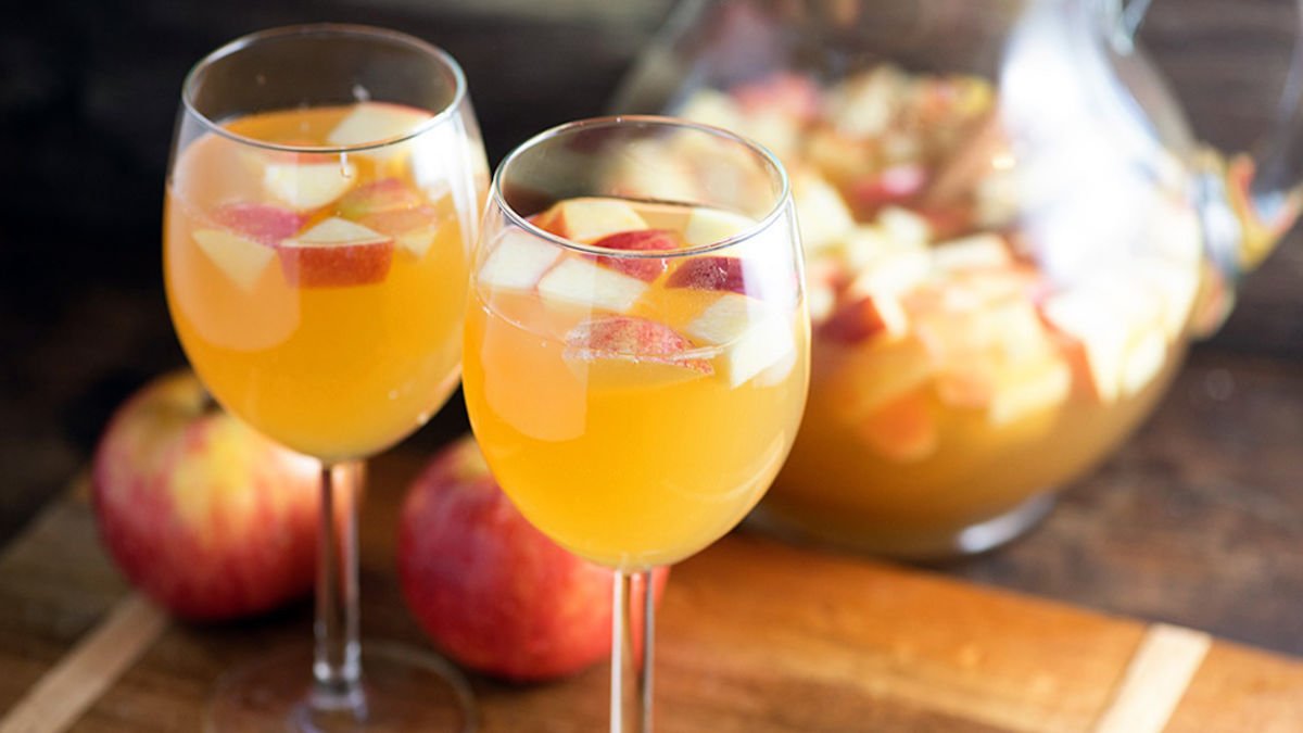 Caramel Apple Sangria (Apple Pie Sangria)